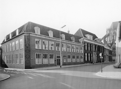 405220 Gezicht in de Domstraat te Utrecht, met het nieuwe kantoorgebouw van de Bouw- en Woningdienst van de Gemeente ...